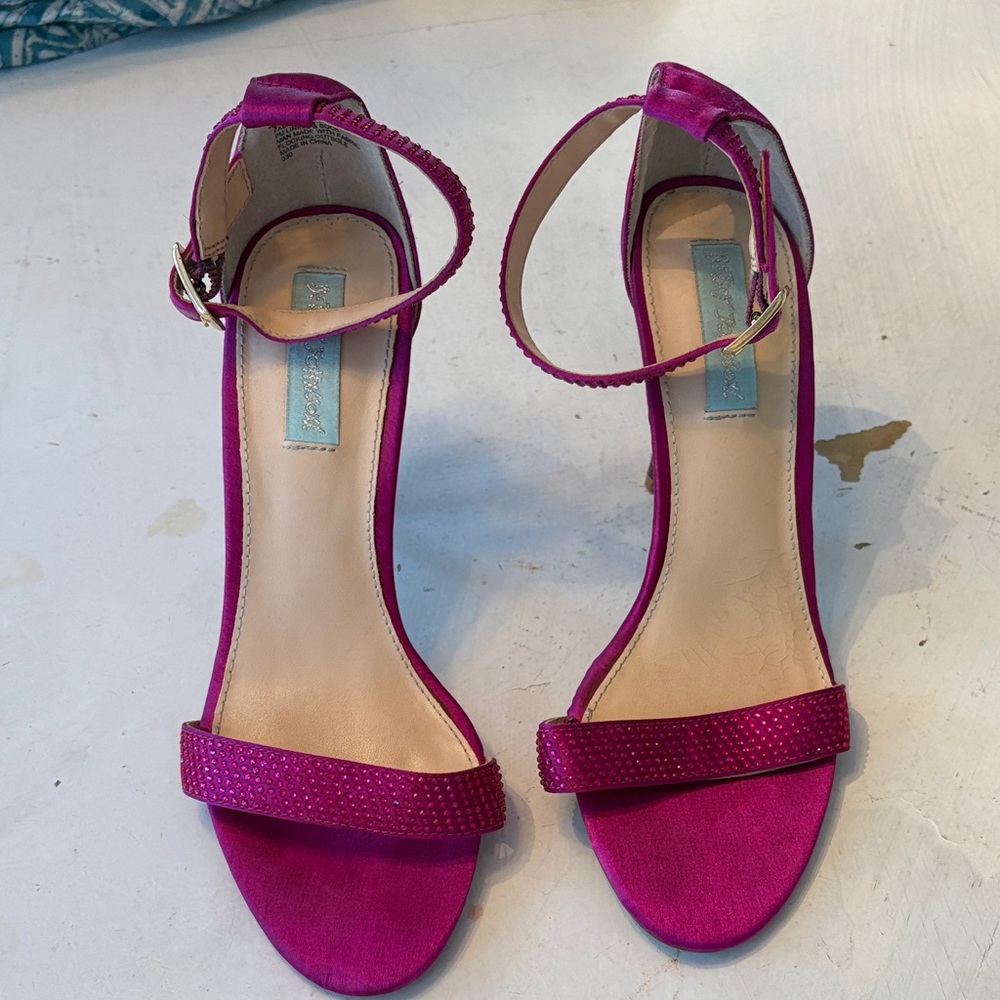 Betsey Johnson Fuchsia Pumps size 7 1/2